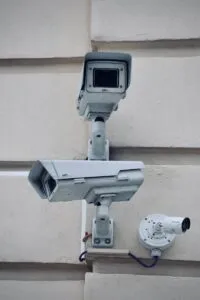 Белая и серая металлическая труба
